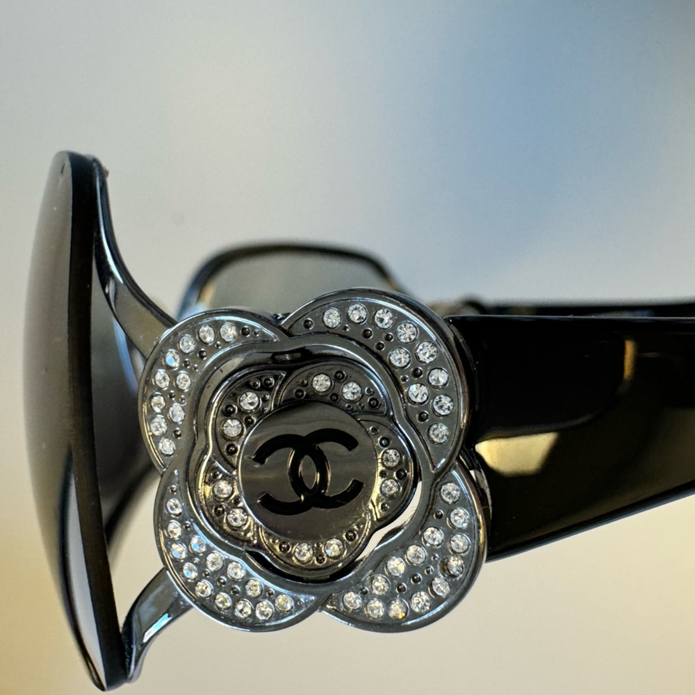 CHANEL Swarovski Crystal Camellia CC Sunglasses Black AUTHENTIC LIKE NEW WORN 2x